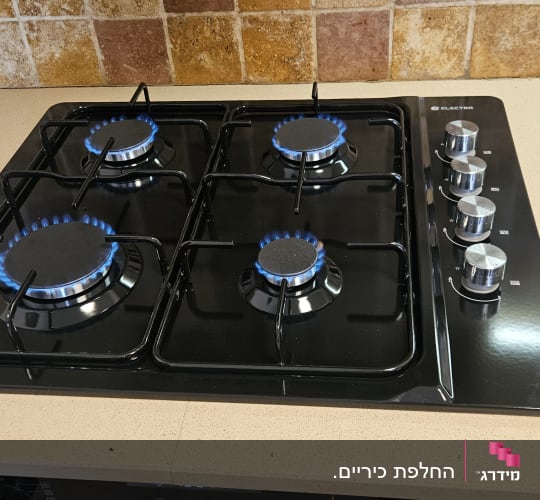 כיריים גז עם להבות כחולות במטבח